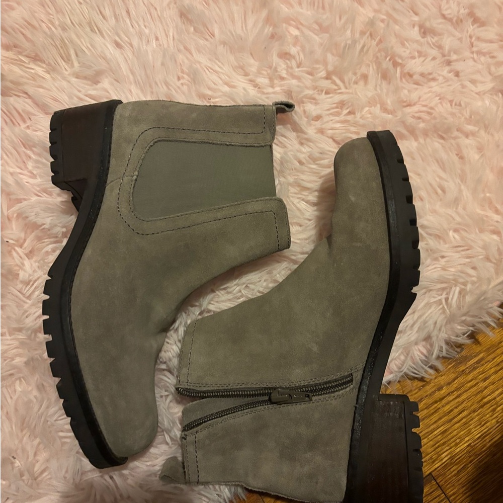Stylish Tan Suede women’s Skechers Chelsea Boots